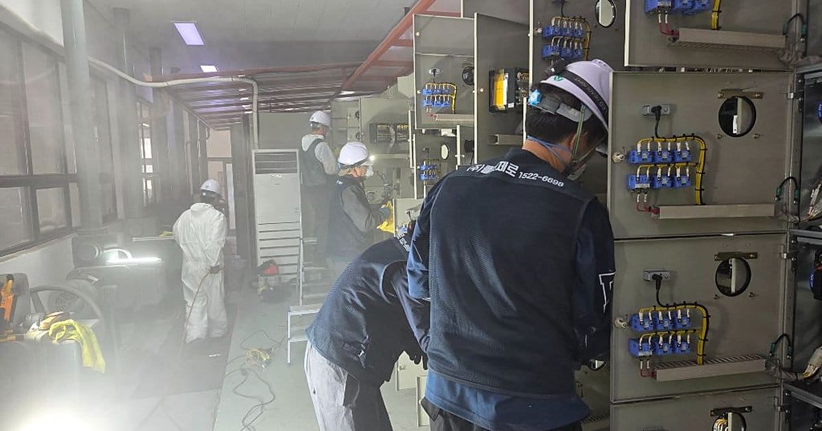 전기실 수배전반 내부 배선 단자대 점검 및 청소 작업 - 수배전반청소 전문업체
