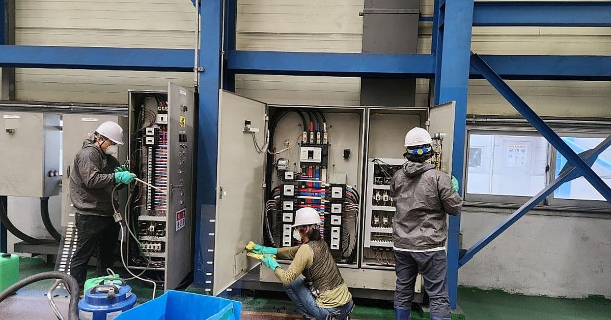 공장 배전반 내부 도어와 부품 에어건 청소 작업 - 공장 절연세척